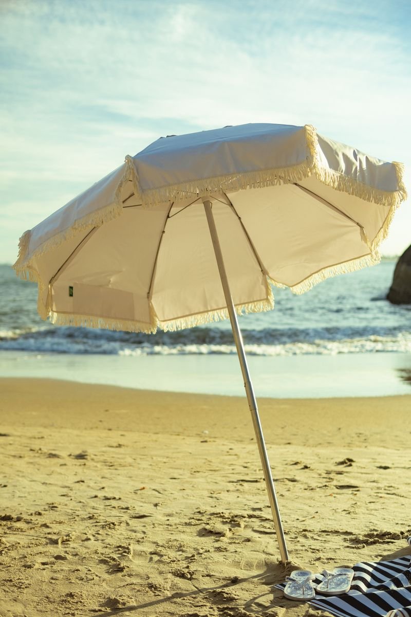 Guarda-sol personalizado Rive na praia