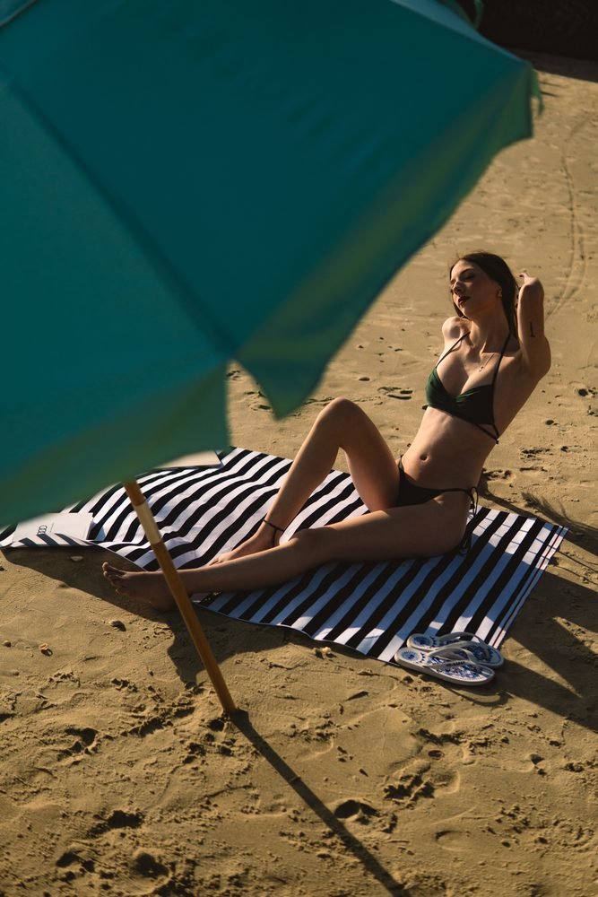 Guarda-sol verde-água Rive com modelo