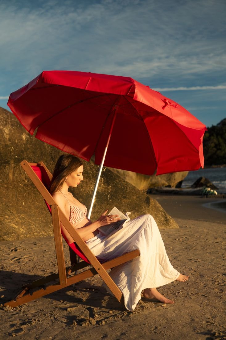 Guarda-sol vermelho Rive com cadeira de praia