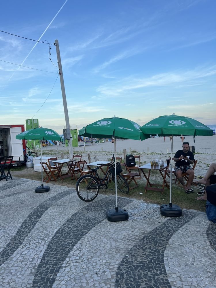 Guarda-sóis Band em quiosque no litoral