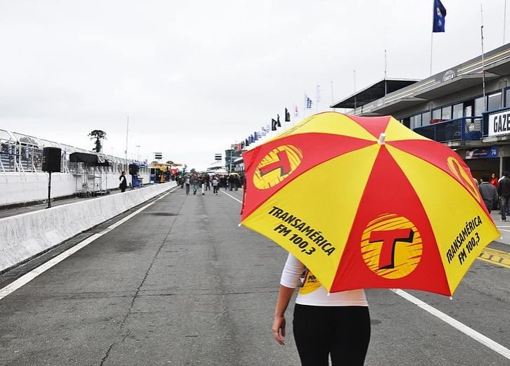 Guarda-chuva Transamérica FM em autódromo